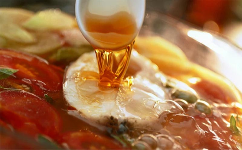 Nêm nước mắm vào canh